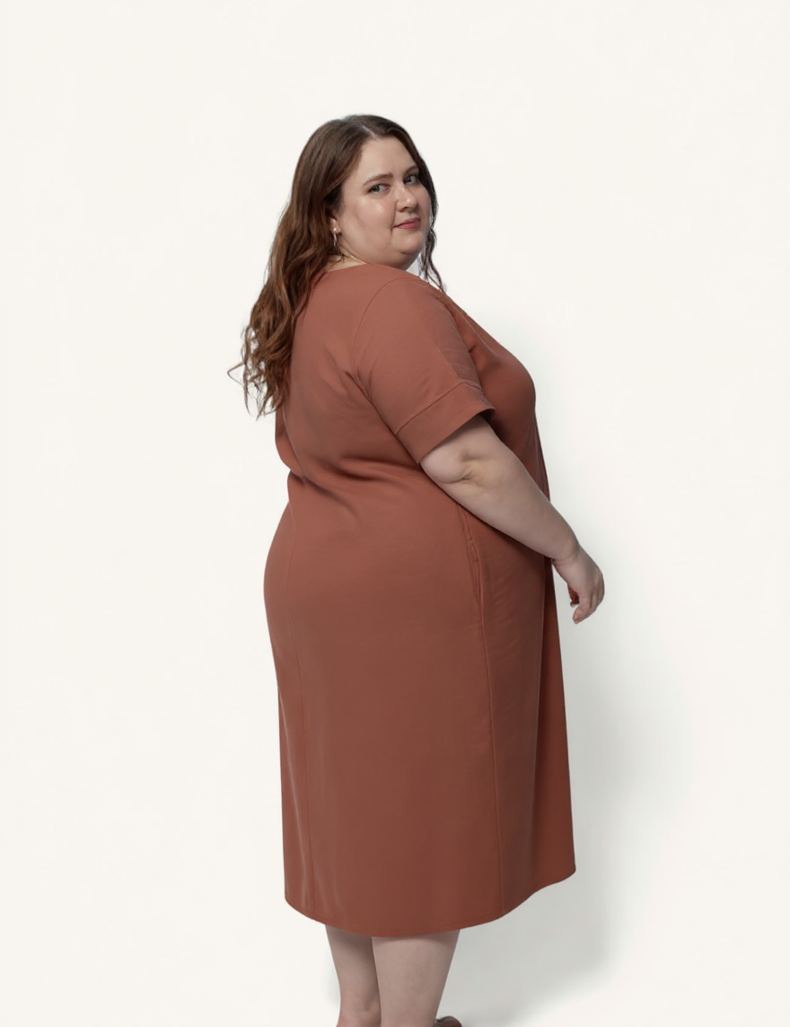 Model002_Right_Back_01_pamut_apparel_paris_dress_clay_back.png