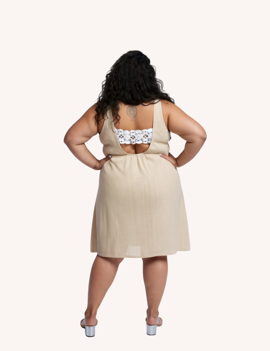 Model005_Back_01_reistor_hemp_short_dress_with_back_embroidered_lace_detail_neutral_beige_back_cropped.png