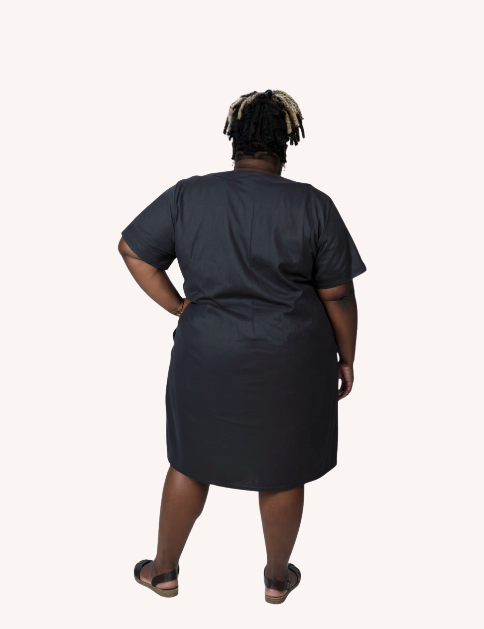Model006_Back_002_pamut_apparel_paris_dress_black_back_cropped.png